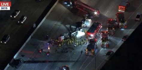 美加州高速公路车祸致2伤 公路被封7小时后终重开