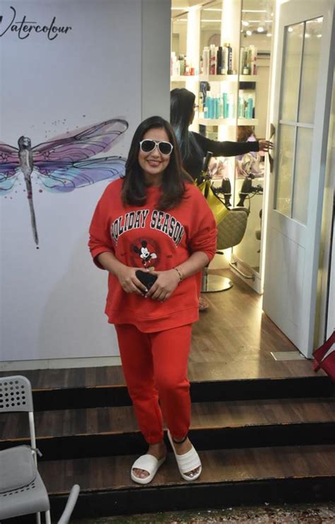 Bipasha Basu Spotted Looking Glamorous in Bandra