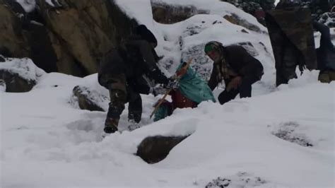 Army, police rescue 10 civilians trapped at Sinthan Pass in Jammu and ...