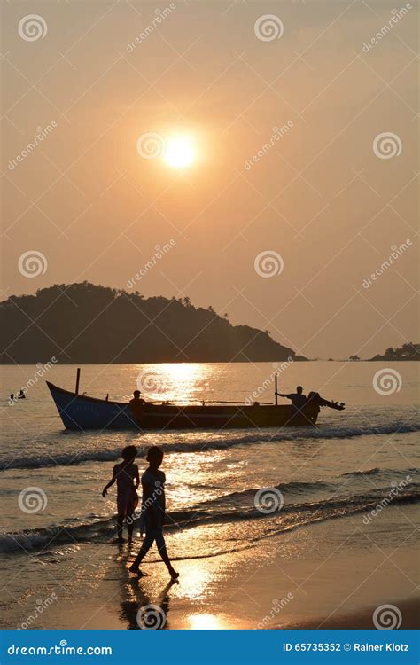 Goa Beach People 的图像结果