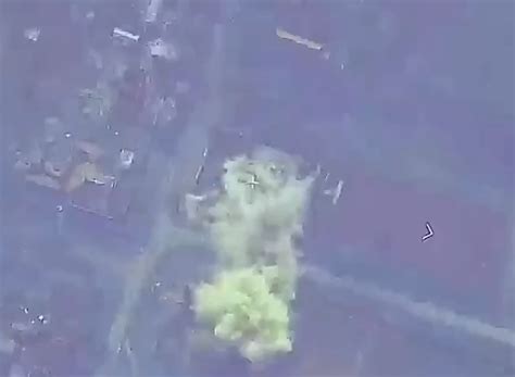 俄军防御阵地在乌遭袭现场画面！卡车、坦克等均损毁严重，地上散落各种机体残骸_凤凰网视频_凤凰网