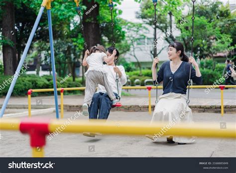 Parents and Kids Playing 的图像结果