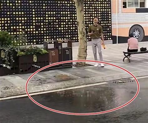 四川成都现“局部降雨”，网友：成都的雨是可以精确到街道的_手机新浪网
