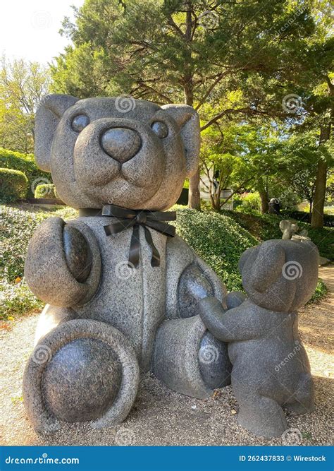 Vertical of Big and Small Teddy Bear Statues in Lakeside Park in Texas ...