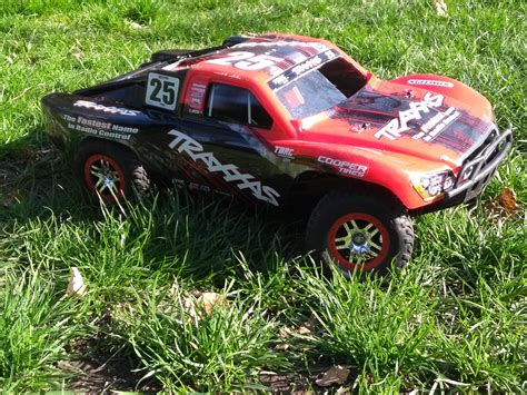 Traxxas slash 4x4 after long bash day on 3S & high speed pinion: the thing is indestructable ...