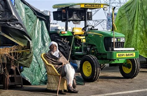 farmers protest: रिंग रोड पर ट्रैक्टर रैली निकालने पर अड़े किसान, पुलिस ...