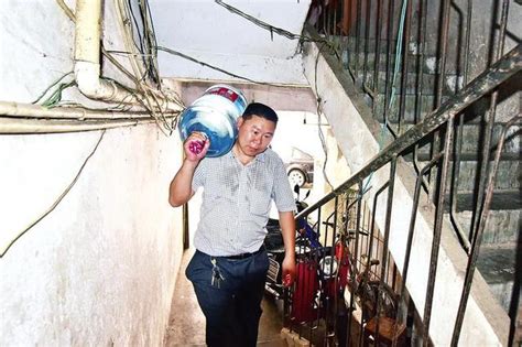 送水工每天扛400桶水 负重600公斤爬楼梯 _大渝网_腾讯网