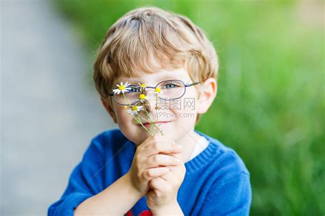 带着眼镜的可爱男孩高清图片下载-正版图片504868680-摄图网