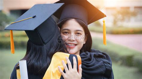 年轻的亚洲女子大学毕业生在毕业典礼上获得大学位证书后高清图片下载-正版图片502687957-摄图网