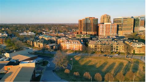 Business People Walking in Clayton MO 的图像结果