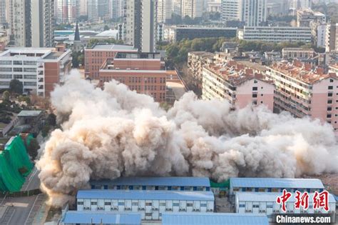 震撼！江西南昌一处老办公大楼整体爆破拆除_凤凰网