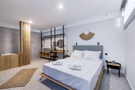 THE 8 KEYS (Chrisi Akti) - Guesthouse Reviews, Photos, Rate Comparison ...