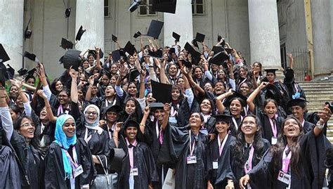 பட்டமளிப்பு விழாவில் பாரம்பரிய உடை அணிய மத்திய அரசு அறிவுரை | Central ...