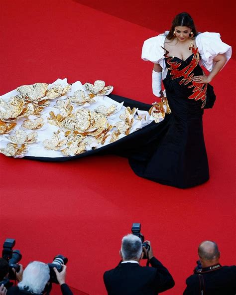 हाथ में प्लास्टर..गजब का जलवा..Cannes के रेड कार्पेट पर छाईं ऐश्वर्या ...