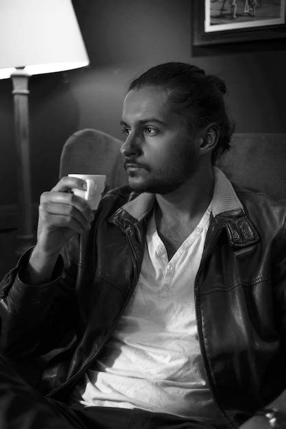 Man Using Phone Side View 的图像结果