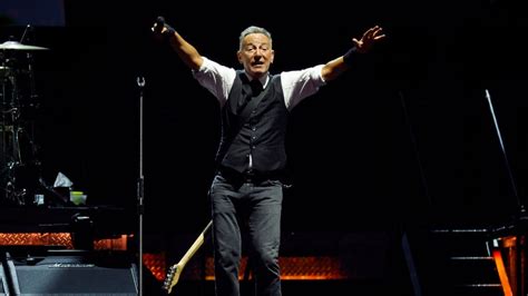 Bruce Springsteen Santa Clause 的图像结果