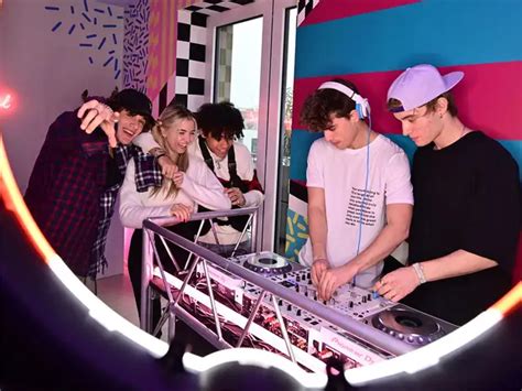 For Gen Z - Young Italian influencers live the high life in Milan ...