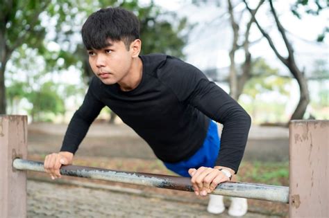 A man work out in park | Premium Photo