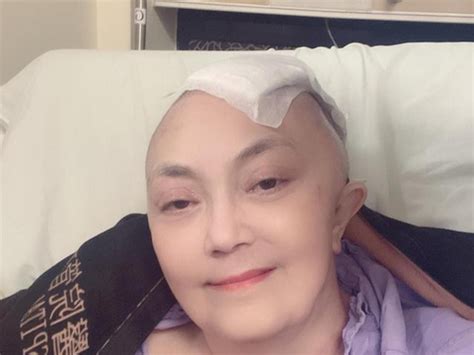 老人花10元剃头后满头伤口最新素材