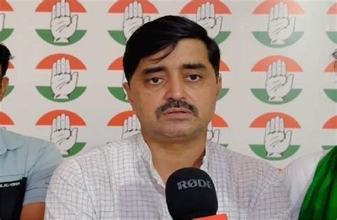 'हरियाणा मांगे हिसाब' पदयात्रा का न्योता देने अपने पैतृक गांव पहुंचे ...