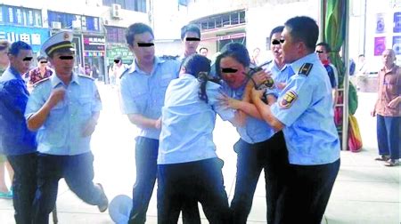 重庆女城管队员当街打架续：两人均被辞退(图)-搜狐新闻