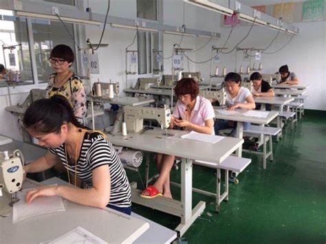 在制作手提包的女缝纫工在熨烫高清图片下载-正版图片502068108-摄图网