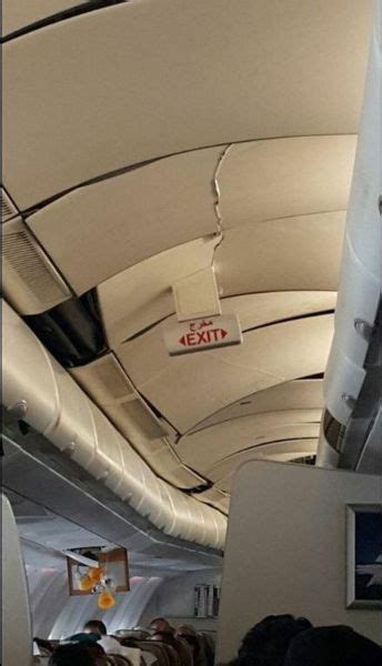 现场：航班遭强颠簸天花板被撞裂 30多乘客受伤_民航资源网