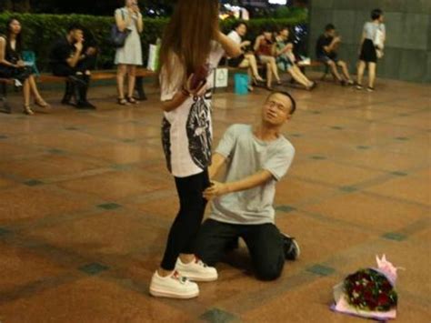 男子跪在地上，抱着女生大腿表白，遭拒绝后大声痛哭！|女生|大腿|求婚_新浪新闻