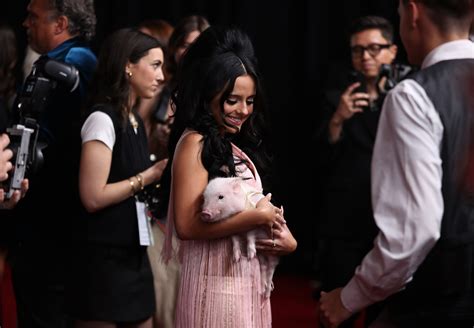 Country singer Jessie Murph sensationally takes A PIG as her DATE to ...