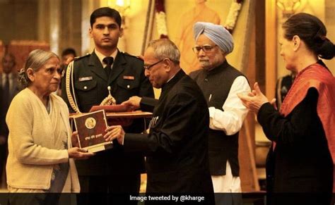 SEWA संस्थापक और पद्म भूषण से सम्मानित इला भट्ट का 89 वर्ष की उम्र में ...