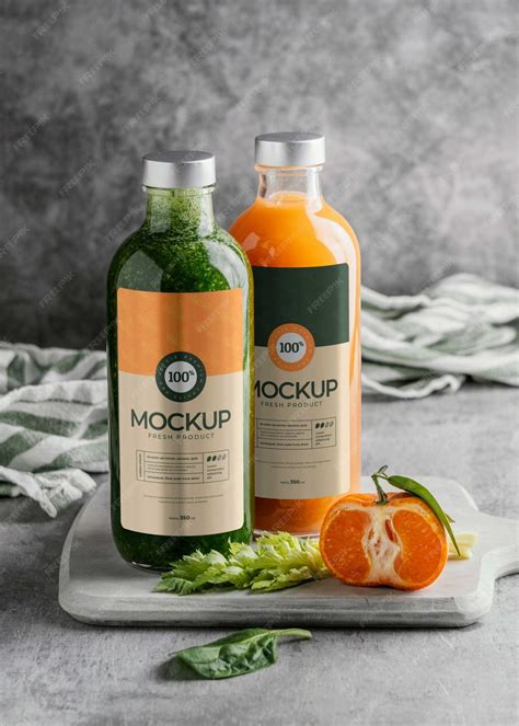 Premium PSD | Clear glass bottle mock-up with healthy fruit juice
