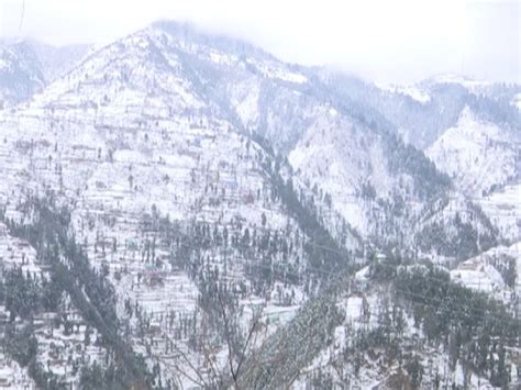 Snowfall in J-K's Rajouri brings joy to tourists, farmers; road ...