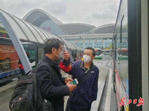 乘公交请记住这三点：实名登记、绿码通行、扫码乘车_武汉_新闻中心_长江网_cjn.cn