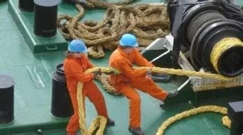 工作中的年轻水手高清摄影大图-千库网
