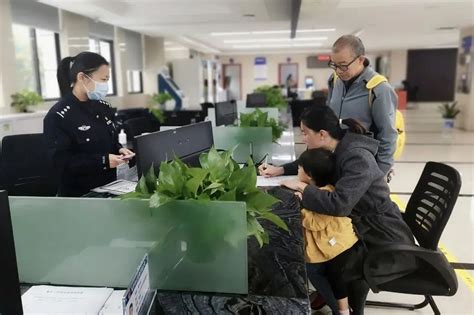 乐山市公安局出入境管理支队为“上班族”和“学生族”提供周六办证服务-国际在线
