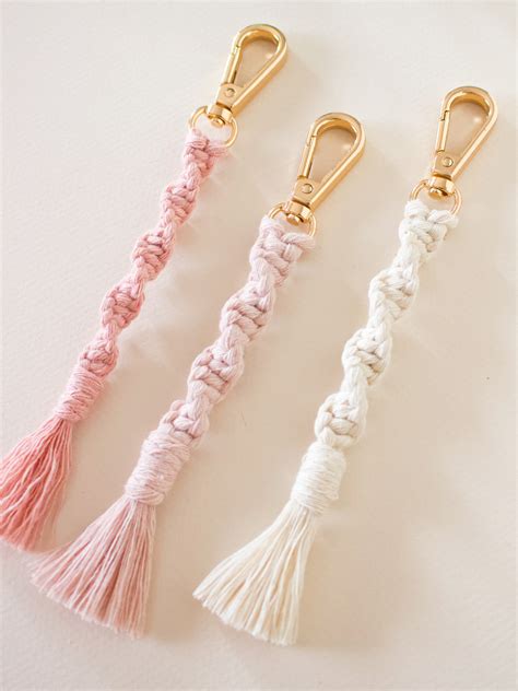 Rezultat imagine pentru DIY Macrame Keychain Free Pattern