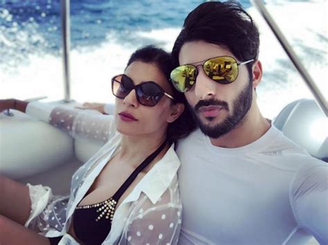 Sushmita Sen Enjoys Holiday With Boyfriend Rohman Shawl, See Hot And ...