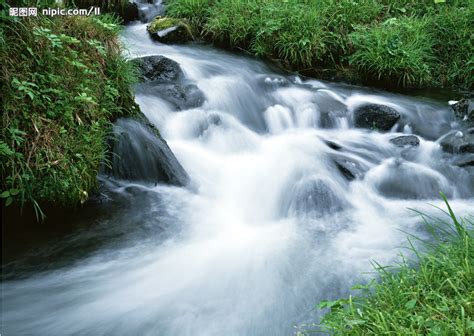 山间流淌流水自然风景摄影图高清摄影大图-千库网