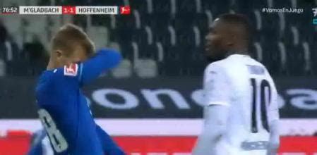 Marcus Thuram escupe en el rostro de Stefan Posch y se gana la roja directa