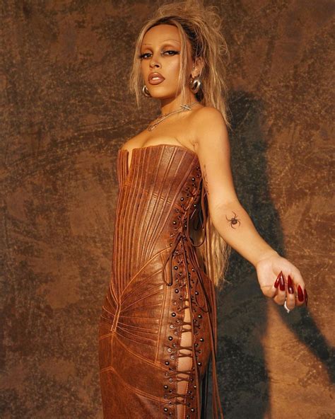 Doja Cat’s Biggest Grammys Fashion Moment Happened Off the Red Carpet | Grammy dresses, Model ...