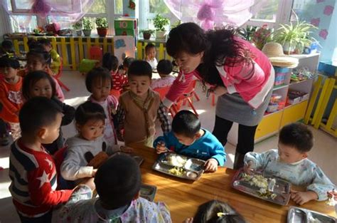 亳州一幼儿园提前过六一，420个孩子摆了37桌：不表演节目改吃席_表演_亳州_孩子
