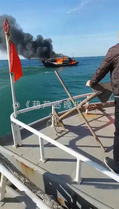 宜宾一艘渔政船只突发大火最新素材