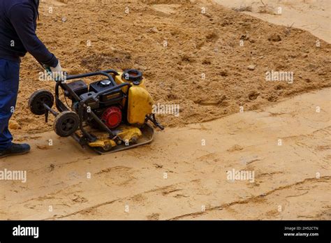 Using a Vibrating Plate Compactor On Sand 的图像结果