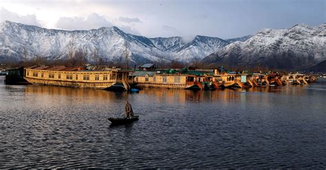 Army Is Cleaning Kashmir's Neglected Dal Lake As Local Politicians Are ...