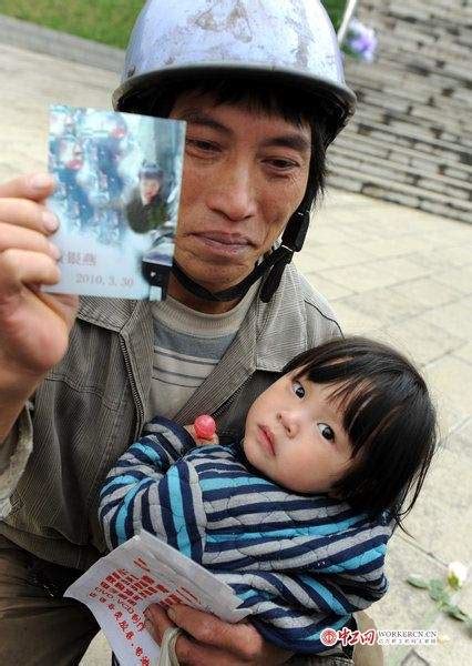 贵州遵义“4·09”专案中被解救的孩子与亲人团聚。图片来源：中工网