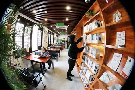 江苏扬州：城市书房新变化 “有声墙”让阅读变得更有趣|读者|江苏省|扬州市_新浪新闻