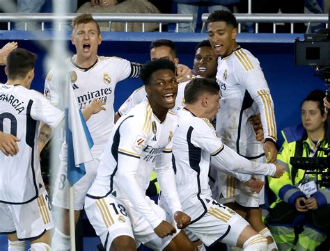 Ten-man Real Madrid score late to snatch victory at Alaves | Reuters