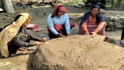 Diwali 2022: अपनों के नाम अनोखी दिवारी, ढोल बजाकर पूरी रात नृत्य ...