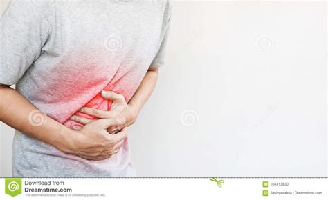 一个人接触他的胃的，胃痛的红色聚焦概念和其他容忍疾病 库存照片. 图片 包括有 灰色, 成人, 疾病, 病症 - 104313830