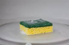 plastik stinkt was tun l 246 ffel in der mikrowelle 187 sch 228 digt er sie plastik stinkt was tun l 246 ffel in der mikrowelle 187 sch 228 digt er sie